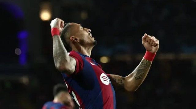 לוקח את ברצלונה לחצי הגמר. ראפיניה חוגג (צילום: GettyImages, FRANCK FIFE/AFP)