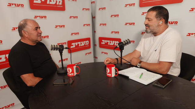 אלון חכמון מראיין את אהרון אקסול (צילום: מעריב אונליין)