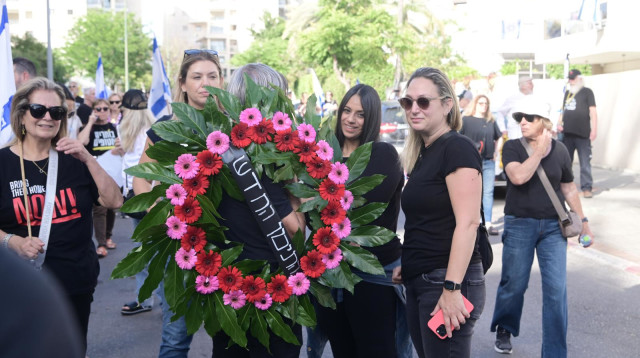 הצעדה בבית העלמין למען החטופים וחנן יבלונקה ז"ל (צילום: אבשלום ששוני)