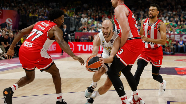 שחקן פנרבחצ'ה ניק קלאתיס מול אולימפיאקוס (צילום: GettyImages, ODD ANDERSEN/AFP)