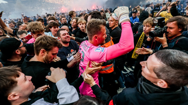 סימון מיניולה שוער קלאב ברוז' לאחר זכייה באליפות בלגיה (צילום: GettyImages, BRUNO FAHY/AFP)