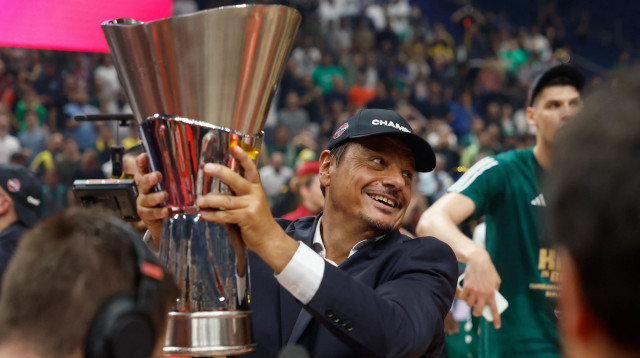 ארגין עתמאן מאמן פנאתינייקוס עם גביע היורוליג (צילום: GettyImages)