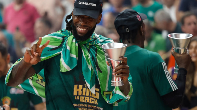 מתיאס לסור אלוף יורוליג עם פנאתינייקוס (צילום: GettyImages, ODD ANDERSEN/AFP)