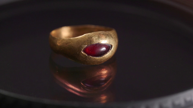 הטבעת שנמצאה בחפירות (צילום: אמיל אלג'ם, רשות העתיקות)