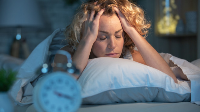 האם עליה לספר לאשתו על הרומן שהיה לפני שש שנים? (צילום: אינג'אימג')