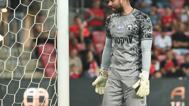 אופיר מרציאנו שוער הפועל באר שבע מאוכזב (צילום: ברני ארדוב)