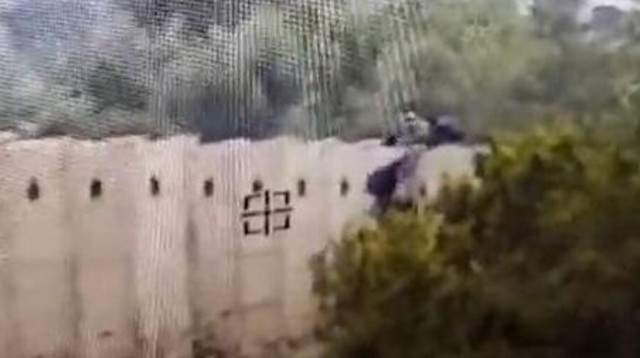 שוהים בלתי חוקיים חוצים את גדר ההפרדה (צילום: צילום מסך)