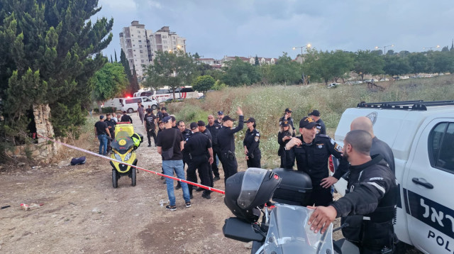 זירת הרצח בקרית אתא (צילום: דוברות המשטרה)