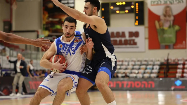 שחקן מכבי עירוני רמת גן ג'ורדן כהן מול שחקן הפועל אילת עידו הראל (צילום: אתר רשמי, שקד אבן, באדיבות מכבי עירוני רמת גן)