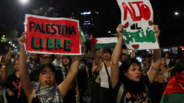 המחאה סמוך לשגרירות ישראל במקסיקו (צילום: רויטרס)