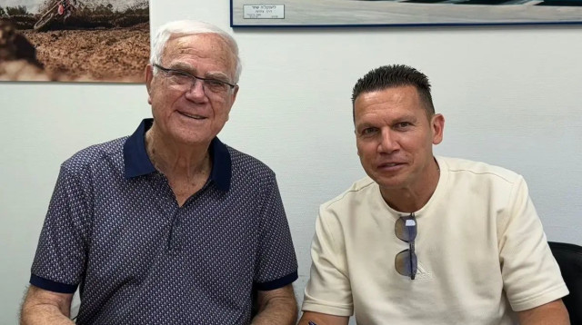 ברק בכר חותם על החוזה כמאמן מכבי חיפה לצד הבעלים יעקב שחר (צילום: אתר רשמי, מכבי חיפה)