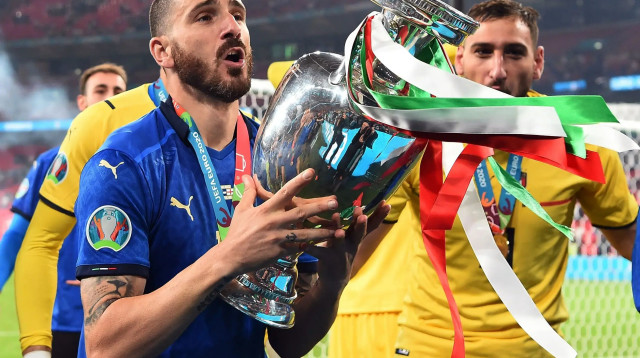 שחקן נבחרת איטליה, לאונרדו בונוצ'י חוגג זכייה יורו 2020 עם הגביע (צילום: רויטרס)