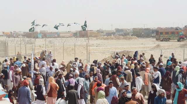 אזרחים בורחים מאפגניסטן (צילום: רויטרס)