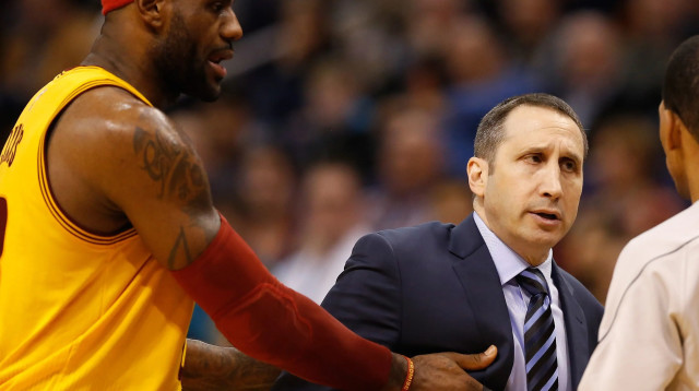 לברון ג'יימס לצד דייויד בלאט, מאמן קליבלנד (צילום: GettyImages)