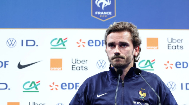 אנטואן גריזמן שחקן נבחרת צרפת במסיבת עיתונאים (צילום: GettyImages, FRANCK FIFE/AFP)