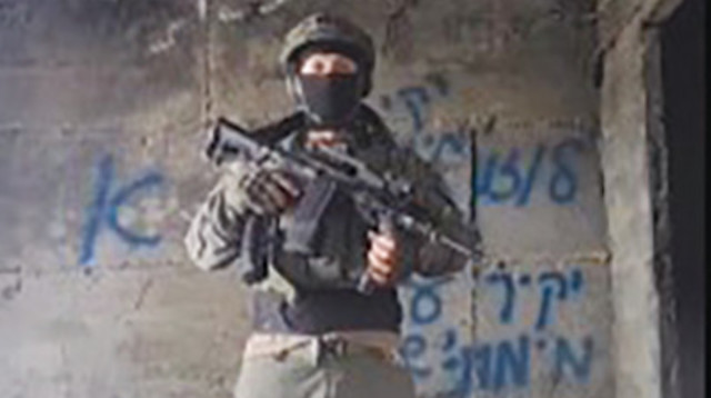 רעול הפנים ששמו אופיר לוזון בסרטון (צילום: רשתות חברתיות, שימוש לפי סעיף 27 א')