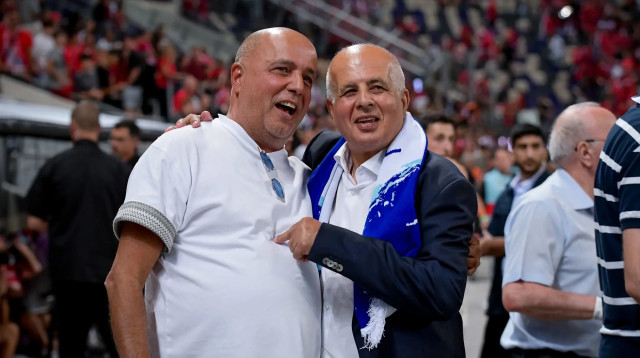 אבי לוזון בעלים מכבי פתח תקוה לצד עמוס לוזון, גמר גביע המדינה 2024 (צילום: אריאל שלום)