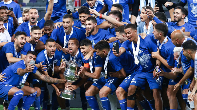 שחקני מכבי פתח תקוה מניפים את גביע המדינה 2024 (צילום: דני מרון)