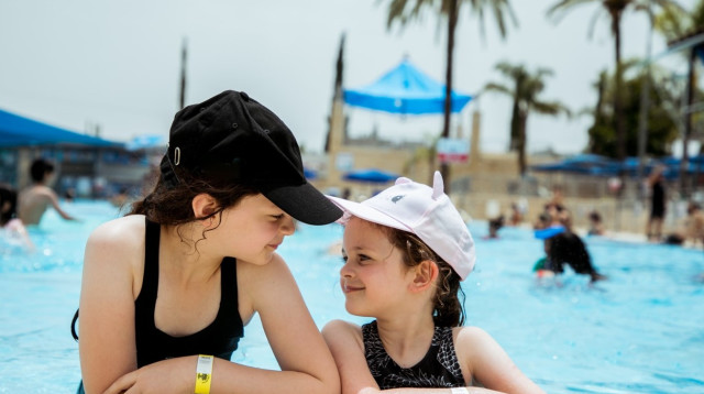 ילדות חובשות כובע בבריכה בפארק המים "ימית 2000" (צילום: סנאפ מרכז חברתי לצילום)