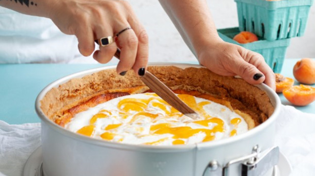 עוגת גבינה שוקולד לבן ומשמשים מתוך הספר דיסקו מתוקים עבור סולתם (צילום: גל בן זאב)