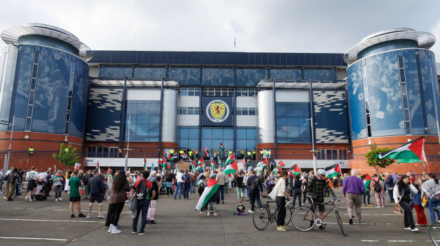 הפגנה פרו פלסטינית מחוץ להאמפדן פארק בסקוטלנד (צילום: GettyImages)