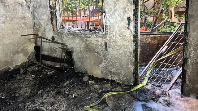 פנים הדירה לאחר השריפה בחיפה (צילום: דוברות המשטרה)