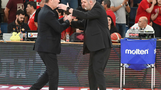 סטפנוס דדאס מאמן הפועל תל אביב לצד גיא גודס מאמן הפועל חיפה (צילום: ברני ארדוב)