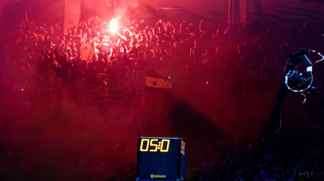 אוהדי א.א.ק אתונה בכדורסל (צילום: GettyImages, ANDREAS PAPAKONSTANTINOU)