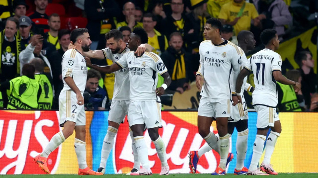 שחקני ריאל מדריד חוגגים עם דני קרבחאל (משמאל), גמר ליגת האלופות 2024 (צילום: רויטרס)