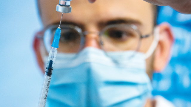 חיסון. נמשכות התפשטויות המחלות בעולם (צילום: אוליביה פיטוסי, פלאש 90)