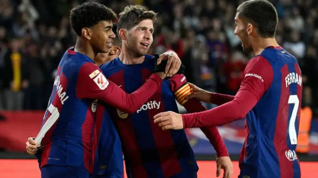 הקפטן הציל את ברצלונה ממבוכה. סרג'י רוברטו (במרכז) חוגג עם חבריו (צילום: GettyImages, JOSEP LAGO/AFP)