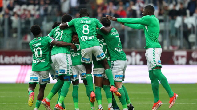 סנט אטיין חוגגת עלייה אל הליגה הצרפתית (צילום: GettyImages, FREDERICK FLORIN/AFP)