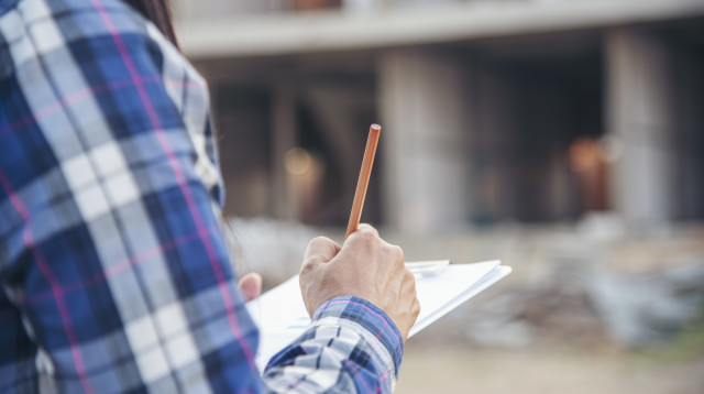 אישה עובדת (צילום: אינגאימג)