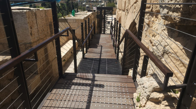 מדרגות כניסה חדשות לטיילת הדרומית (צילום: פמי)