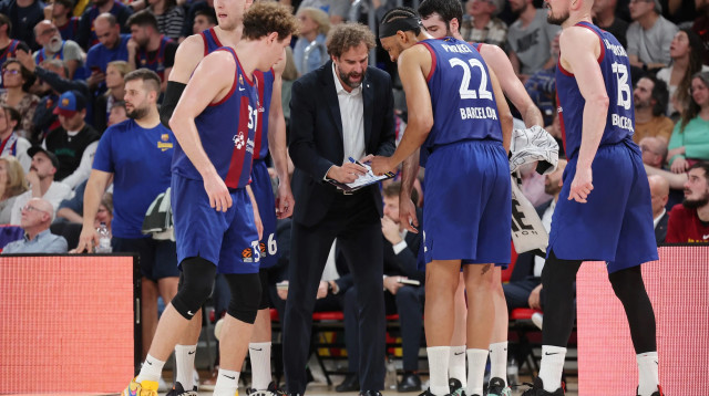 המאמן רוג'ר גרימאו עם שחקני ברצלונה (צילום: GettyImages, LLUIS GENE/AFP)