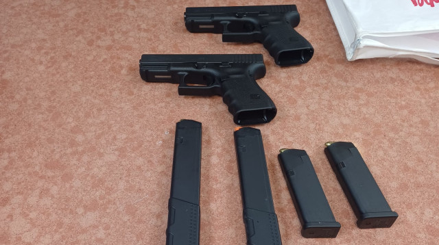 אקדחי גלוק שנתפסו ברכב בנצרת (צילום: דוברות המשטרה)