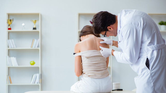 בדיקת שומות חשודות לאיתור נגעי סרטן העור (צילום: אינגאימג')