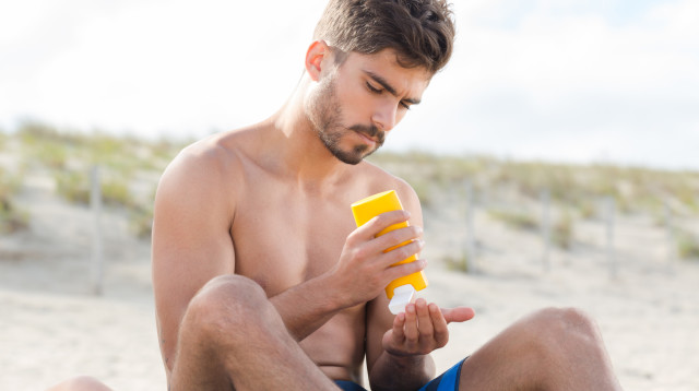 אדם משתמש בקרם הגנה (צילום: אינגאימג')