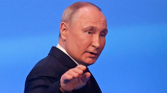 נשיא רוסיה ולדימיר פוטין בנאום ניצחון אחרי הבחירות לנשיאות, 17 במרץ 2024 (צילום: עיבוד תמונה)