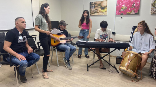 סטודנטים ואנשי צוות מבצעים שיר שכתב מטופל (צילום: דוברות אברבנל)