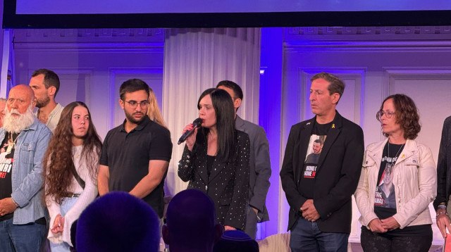 אסתר קסטרו ומשפחות החטופים בכנס ג'רוזלם פוסט 2024 (צילום: ג'וש ארונסון)