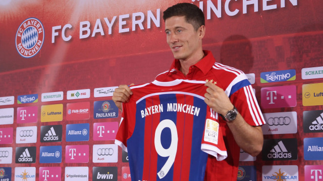 רוברט לבנדובסקי חותם בבאיירן מינכן (צילום: GettyImages)