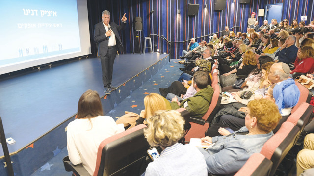 ראש העיר אופקים בכנס של ארגון גשר בעיר (צילום: ברונו שרביט)