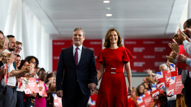 קיר סטארמר ואשתו ויקטוריה  (צילום: REUTERS/Molly Darlington)