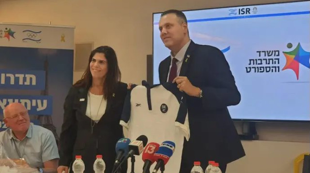 יגיע לפריז. מיקי זוהר עם יעל ארד (צילום: יניב טוכמן)