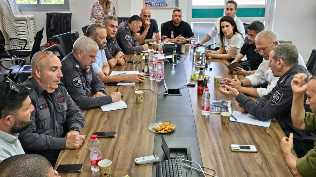 יוסי שלי בפגישה עם ראשי רשויות בצפון (צילום: ללא)