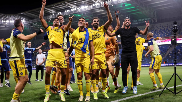 שחקני מכבי תל אביב חוגגים: יונתן כהן, אופיר דוידזאדה, ערן זהבי, דניאל טננבאום, דור פרץ, אושר דוידה (צילום: מאור אלקסלסי)