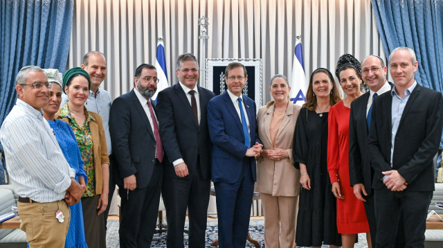 משפחות שלושת הנערים עם יוזמי החוק בבית הנשיא (צילום: קובי גדעון לע"מ)