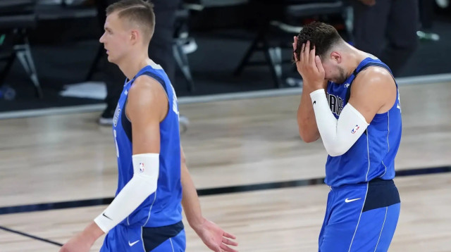 שחקני דאלאס מאבריקס לוקה דונצ'יץ', קריסטאפס פורזינגיס מאוכזבים (צילום: GettyImages)