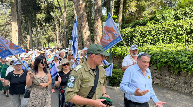 אלוף עוזי דיין ורס"ן מיכאל לובוביקוב מובילים את מצעד הניצחון בהר הרצל (צילום: עמית דנקנר)